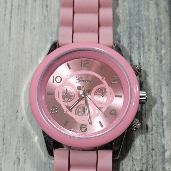 Geneva Silicone Watch Analog. - Picture 5 of 10